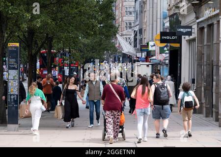 Jetzt, da die meisten Einschränkungen zu Ende sind, ist das Einkaufsviertel in der Oxford Street geschäftiger als ein Großteil der letzten 18 Monate, da die Käufer in ihren Scharen zurückkehren und das Einzelhandelsgeschäft am 10. August 2021 in London, Großbritannien, wieder in Schwung kommen wird. Viele Menschen tragen Gesichtsmasken an überfüllten Orten wie diesem, aber sie sind nicht mehr obligatorisch, während der Rat der Regierung nahelegt, dass es ratsam ist, eine Gesichtsbedeckung an belebten öffentlichen Plätzen im Inneren und auf dem Transport zu tragen, viele Menschen tragen sie immer noch draußen. Stockfoto