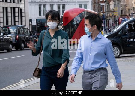Auch wenn die meisten Einschränkungen zu Ende sind und die Londoner Innenstadt geschäftiger ist als die meisten der letzten 18 Monate, da die Menschen zur Arbeit zurückkehren, zum Einkaufen oder Sightseeing, tragen viele Menschen immer noch Gesichtsmasken, vor allem am 11. August 2021 in London, Großbritannien. Viele Menschen tragen Gesichtsmasken an überfüllten Orten wie diesem, aber sie sind nicht mehr obligatorisch, während der Rat der Regierung nahelegt, dass es ratsam ist, eine Gesichtsbedeckung an belebten öffentlichen Plätzen im Inneren und auf dem Transport zu tragen, viele Menschen tragen sie immer noch draußen. Stockfoto