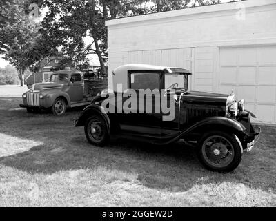 1936 Ford Cabriolet und 1946 Ford Pick Up Fire Truck von einer New England Farm, USA. Stockfoto