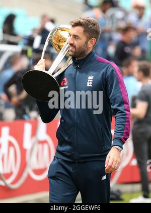 Aktenfoto vom 15-07-2019 von Liam Plunkett aus England mit der WM-Trophäe. Ausgabedatum: Dienstag, 31. August 2021. Stockfoto