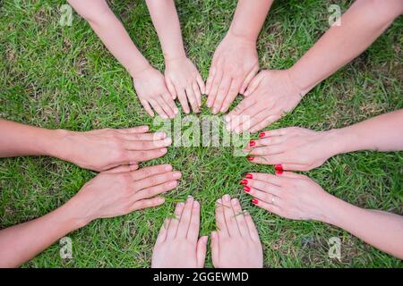 Junge Frauen und Mädchen aus der gleichen Familie schlossen sich in der Mitte an. Sie feiern ihre Zweisamkeit. Stockfoto