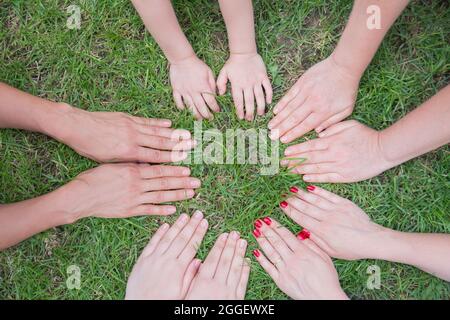 Junge Frauen und Mädchen aus der gleichen Familie schlossen sich in der Mitte an. Sie feiern ihre Zweisamkeit. Stockfoto