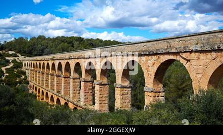 Die Ferreres Aquädukt, auch Pont del Diable oder Teufelsbrücke, einer alten Brücke, Teil der römischen Wasserleitung gebaut, um Wasser in die antike Stadt zu liefern Stockfoto