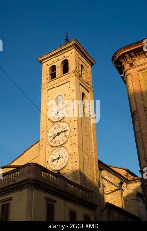 Die Kirche von San Francesco mit den Turmuhren in Tolentino Italien Stockfoto