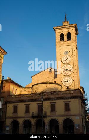 Die Kirche von San Francesco mit den Turmuhren in Tolentino Italien Stockfoto