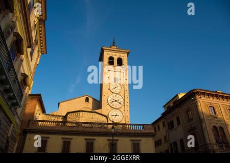 Die Kirche von San Francesco mit den Turmuhren in Tolentino Italien Stockfoto