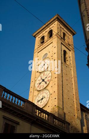 Die Kirche von San Francesco mit den Turmuhren in Tolentino Italien Stockfoto