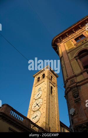 Die Kirche von San Francesco mit den Turmuhren in Tolentino Italien Stockfoto