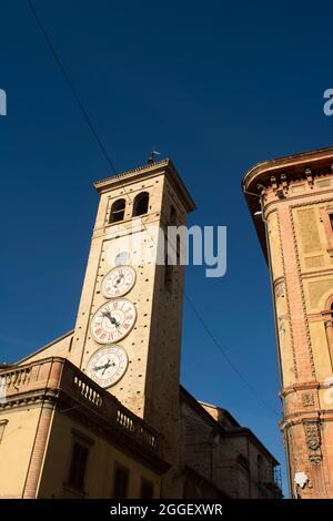 Die Kirche von San Francesco mit den Turmuhren in Tolentino Italien Stockfoto