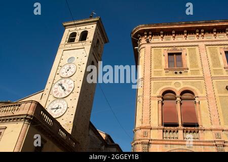 Die Kirche von San Francesco mit den Turmuhren in Tolentino Italien Stockfoto