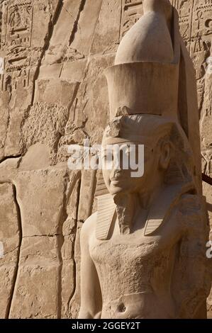 Der Tempel von Luxor. Der Haupteingang des Tempelkomplexes wurde ursprünglich von sechs kolossalen Statuen von Ramses flankiert Stockfoto