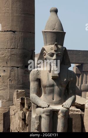Der Tempel von Luxor. Der Haupteingang des Tempelkomplexes wurde ursprünglich von sechs kolossalen Statuen von Ramses flankiert Stockfoto
