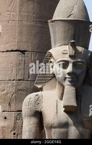 Der Tempel von Luxor. Der Haupteingang des Tempelkomplexes wurde ursprünglich von sechs kolossalen Statuen von Ramses flankiert Stockfoto