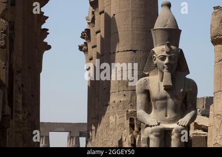 Der Tempel von Luxor. Der Haupteingang des Tempelkomplexes wurde ursprünglich von sechs kolossalen Statuen von Ramses flankiert Stockfoto