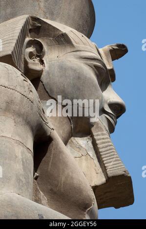 Der Tempel von Luxor. Der Haupteingang des Tempelkomplexes wurde ursprünglich von sechs kolossalen Statuen von Ramses flankiert Stockfoto