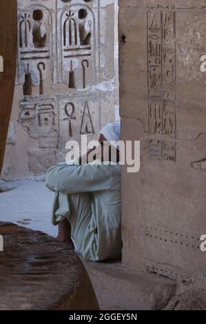 Ägypten Arbeiter am Tempel von Medinet Habu, gewidmet Rameses II.. - UNESCO-Weltkulturerbe, Luxor, Ägypten Stockfoto