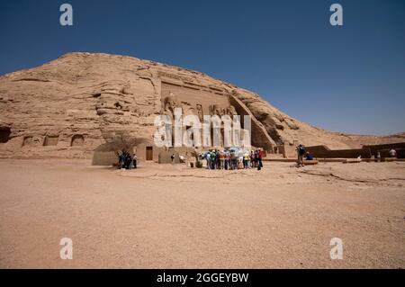 Abu Simbel, Ägypten - 20. April 2008: Die Touristen, die den berühmten Abu Simbel Tempelkomplex besuchen, der von Ramses II. Im 13. Jahrhundert v. Chr. erbaut wurde. Abu Simbel Stockfoto