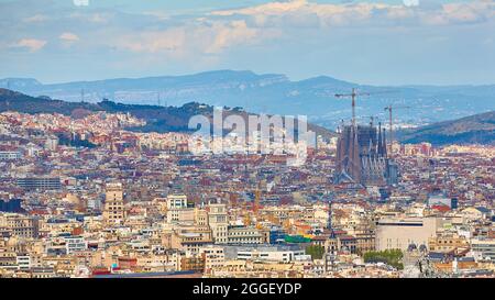 Blick über Barcelona Montjuic Hügel. Kathedrale Sagrada Familia. Stockfoto