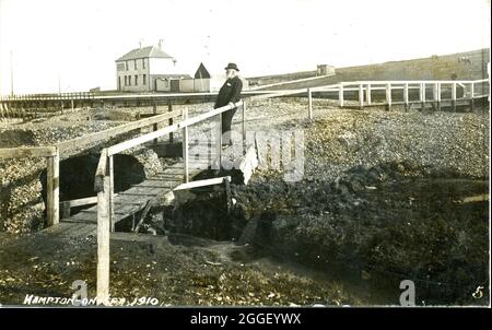 Vintage Fred C Palmer Fotografie - Edmund Reid Ex-Polizeidetektiv, auf seiner Brücke stehend Stockfoto