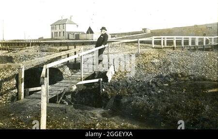 Vintage Fred C Palmer Fotografie - Edmund Reid Ex-Polizeidetektiv, auf seiner Brücke stehend Stockfoto