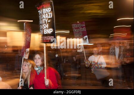 Demonstration der Anti-British National Party (BNP) vor dem BBC Television Center, Wood Lane, London. Der Protest ist gegen den Auftritt von BNP-Chef Nick Griffin in in der Fragestunde. BBC Television Center, Wood Lane, London, Großbritannien. 22 Okt 2009 Stockfoto