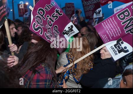 Demonstration der Anti-British National Party (BNP) vor dem BBC Television Center, Wood Lane, London. Der Protest ist gegen den Auftritt von BNP-Chef Nick Griffin in in der Fragestunde. BBC Television Center, Wood Lane, London, Großbritannien. 22 Okt 2009 Stockfoto