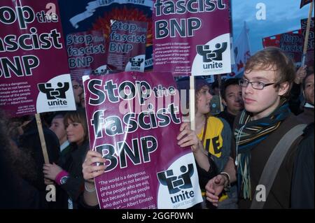 Demonstration der Anti-British National Party (BNP) vor dem BBC Television Center, Wood Lane, London. Der Protest ist gegen den Auftritt von BNP-Chef Nick Griffin in in der Fragestunde. BBC Television Center, Wood Lane, London, Großbritannien. 22 Okt 2009 Stockfoto