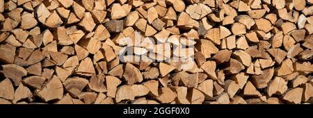 Stapel von Holzstämmen, abstrakter hölzerner Panorama-Hintergrund Stockfoto