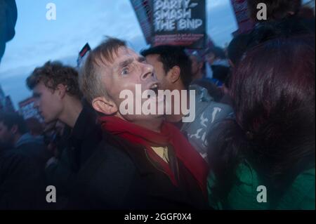 Demonstration der Anti-British National Party (BNP) vor dem BBC Television Center, Wood Lane, London. Der Protest ist gegen den Auftritt von BNP-Chef Nick Griffin in in der Fragestunde. BBC Television Center, Wood Lane, London, Großbritannien. 22 Okt 2009 Stockfoto