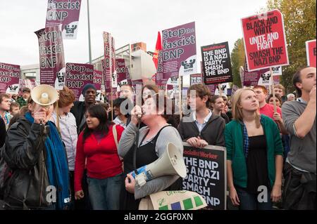 Demonstration der Anti-British National Party (BNP) vor dem BBC Television Center, Wood Lane, London. Der Protest ist gegen den Auftritt von BNP-Chef Nick Griffin in in der Fragestunde. BBC Television Center, Wood Lane, London, Großbritannien. 22 Okt 2009 Stockfoto