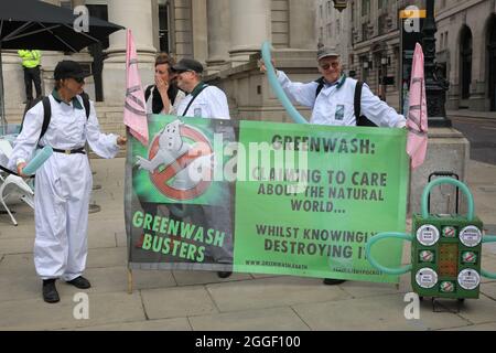 City of London, Großbritannien. August 2021. Extinction Rebellion Greewash inszeniert „Greenbusters“ außerhalb der Bank of England. Aktivisten der Extinction Rebellion (XR)-Filialen protestieren an verschiedenen Orten in der City of London im Rahmen ihrer laufenden 2-wöchigen Aktion. Kredit: Imageplotter/Alamy Live Nachrichten Stockfoto