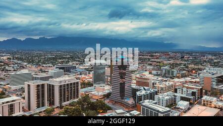 Drohnenansicht der Innenstadt von Tucson, Arizona in der Dämmerung Stockfoto