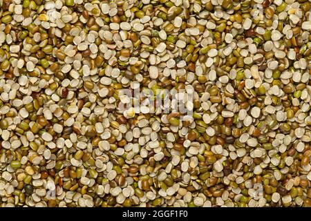 Nahaufnahme des organischen, geteilten grünen Urad dal (Vigna mungo) Vollformathintergrunds. Draufsicht Stockfoto