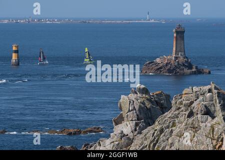 Benoit mariette - Génération Seniorales, Arthur Hubert - MonAtoutEnergie.fr, Leuchtturm der Vieille während der La Solitaire du Figaro 2021, Etappe 2, Lorient - Fecamp am 30. August 2021 in der Pointe du Raz, Finistere, Frankreich - Foto Nicolas Pehe / DPPI Stockfoto