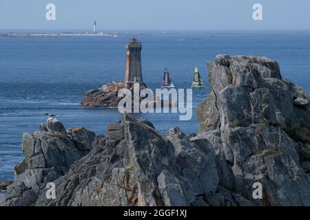 Benoit mariette - Génération Seniorales, Arthur Hubert - MonAtoutEnergie.fr, Leuchtturm der Vieille während der La Solitaire du Figaro 2021, Etappe 2, Lorient - Fecamp am 30. August 2021 in der Pointe du Raz, Finistere, Frankreich - Foto Nicolas Pehe / DPPI Stockfoto