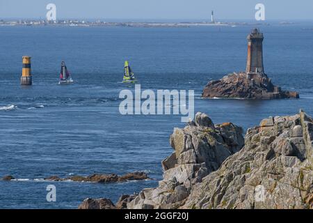 Benoit mariette - Génération Seniorales, Arthur Hubert - MonAtoutEnergie.fr, Leuchtturm der Vieille während der La Solitaire du Figaro 2021, Etappe 2, Lorient - Fecamp am 30. August 2021 in der Pointe du Raz, Finistere, Frankreich - Foto Nicolas Pehe / DPPI Stockfoto