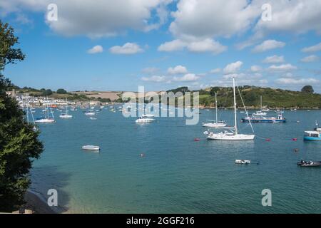 Blick auf die Stadt Salcombe gegenüber der Mündung von East Portlemouth Stockfoto