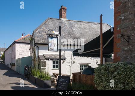 Der Millbrook Inn Pub im hübschen Dorf South Pool in der Nähe von Salcombe und Kingsbridge in South Hams, Devon, Großbritannien Stockfoto