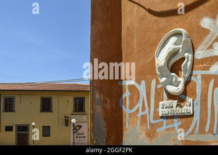 Eine Gipsskulptur, die ein großes Ohr darstellt, Street Art von Urbansolid, befestigt an einer Graffiti-Wand im Viertel New Venice, Livorno, Toskana, Italien Stockfoto