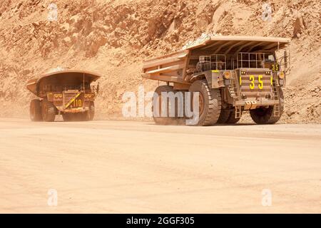 Riesige große Muldenkipper bei einer Kupfermine im Tagebau in Peru. Stockfoto