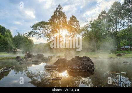 Natürliches Thermalwasser mit Dampf in Chae Son National Stockfoto
