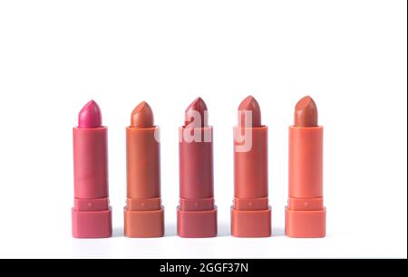 Mode Lippenstifte Palette in rot, braun und rosa Farben isoliert auf weißem Hintergrund, Studiofoto. Schönes Make-up oder kosmetisches Verkaufskonzept Stockfoto