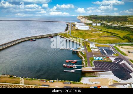 Luftaufnahme des veralteten Ölhafens Antifer Le Havre in der Normandie, Frankreich Stockfoto