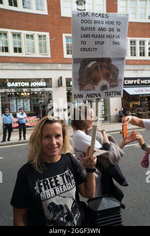 2021-08-31 Home Office, London, Großbritannien. August 2021. Das grausame Geheimnis, UK Hunde Liebhaber kein Fleisch der Einsatz von Hunden in Tierversuchen - Free the MBR Beagle. Tierrechtsprotester fordern von Innenministerin Priti Patel, den Einsatz von Hunden in Tierversuchen einzustellen. Kredit: Picture Capital/Alamy Live Nachrichten Stockfoto