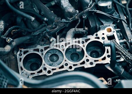 Automechaniker, der in der Garage arbeitet. Reparaturservice. Die Pleuel, Kolben und Zylinderblock in zerlegtem Zustand. Wartung Reparatur an der Auto-Service-Station für die Diagnose. Hochwertige Fotos Stockfoto