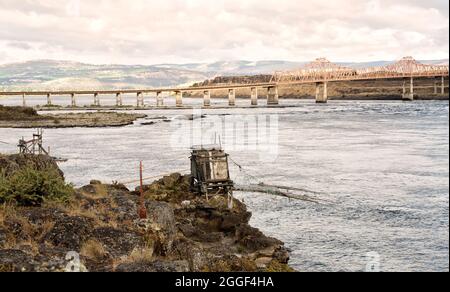 Nez Perce Indian Fishing Platforms mit Blick auf den Columbia River, die Dalles, Columbia River Gorge, Oregon. Stockfoto