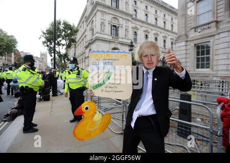 London, England, Großbritannien. August 2021. Kampagne zur Klimaänderung: Extinction Rebellion-Aktivisten in Trauerkleidern kleben sich während einer Demonstration in Westminster an Kinderwagen vor dem Haupteingang der Downing Street. (Bild: © Tayfun Salci/ZUMA Press Wire) Stockfoto