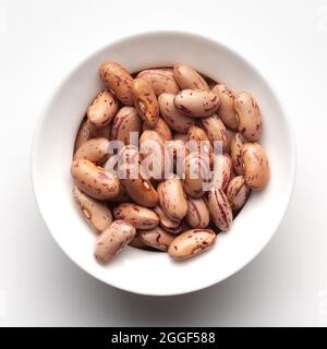 Makro-Nahaufnahme von Bio-Lobia, ( Lobia ) oder Kidney Beans dal in einer weißen Keramikschale. Draufsicht Stockfoto