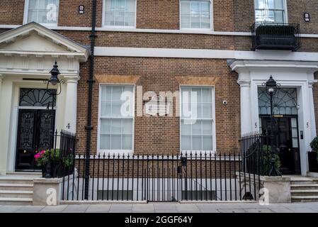 Nobles georgianisches Haus in Mayfair mit einer Gedenktafel für Henry Peter, Lord Brougham, London, England, Großbritannien Stockfoto