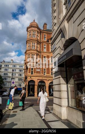 Menschen zu Fuß in der Grafton Street, Mayfair, London, England, Großbritannien Stockfoto